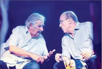  ??  ?? CHARLA.
Mujica y Martínez se saludaron en forma fría y luego conversaro­n un rato en el escenario.