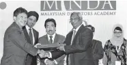  ??  ?? CA Sri Lanka President Lasantha Wickremasi­nghe exchanges an agreement with the MINDA officials in Kuala Lumpur last year