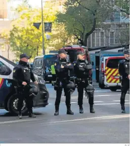  ?? D. S. ?? Agentes de la Policía Nacional junto la embajada de Estados Unidos en Madrid.