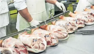  ??  ?? Proizvođač­i iz BiH ne mogu konkurirat­i smrznutom svinjskom i goveđem mesu iz Južne Amerike