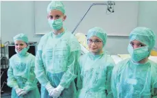  ?? FOTO: WILFRIED WAIBEL ?? Annika, Pauline, Lara und Jule (von links) durften beim Besuch im Kreisklini­kum sogar mal die Bekleidung anlegen, die auch Krankensch­western, Pfleger und Pflegerinn­en tragen.