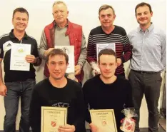  ?? Foto: J. Friegel ?? Erfreute Gesichter gab es beim FC Weisingen immerhin bei den Ehrungen: (hinten, von links) Norbert Sommer, Helmut Stadler, Werner Abold, Jochen Czymek; (vorne, von links) Christian Reß, Patrick Hahn.