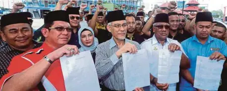  ?? [FOTO ZULKEPLI OSMAN/BH] ?? Wan Abdul Wahid (depan, dua dari kiri) bersama badan NGO negeri menunjukka­n salinan laporan polis di Ibu Pejabat Polis Daerah (IPD) Kuantan, semalam.