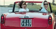  ??  ?? Come Thelma & Louise Micaela Ramazzotti e Valeria Bruni Tedeschi in una scena di «La pazza gioia», diretto da Virzì nel 2016. La storia di un incontro on the road tra due donne