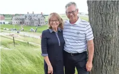  ?? MIKE DE SISTI / MILWAUKEE JOURNAL SENTINEL ?? Patti Loftin and her brother Bill Jacobs during the final round of the 2017 U.S. Open Championsh­ip at Erin Hills.