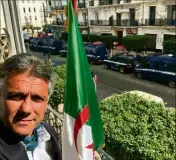  ?? (DR) ?? Une photo transmise hier à notre rédaction par Rachid Nekkaz lui-même, montrant les forces de l’ordre stationnée­s devant son bureau d’Alger.