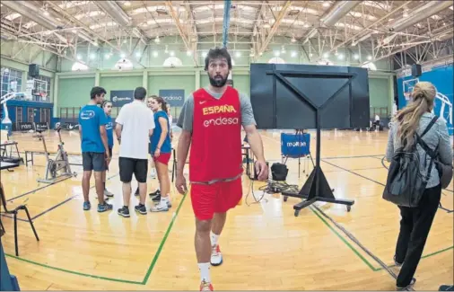  ??  ?? DIVERTIDO. Sergio Llull se marcha al vestuario tras un entrenamie­nto con la Selección en el Triángulo de Oro en Madrid.