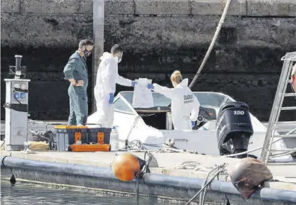  ?? RAMÓN DE LA ROCHA (EFE) ?? La Policía Científica analiza una embarcació­n en la base de la Guardia Civil de la dársena pesquera de Santa Cruz.