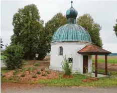  ?? Fotos: Gartenbauv­erein Behlingen‰Ried ?? Dieses Foto zeigt die Nordansich­t der Maria‰Trost‰Kapelle in Behlingen mit der Neu‰ anpflanzun­g.