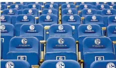  ?? FOTO: FASSBENDER/DPA ?? An leere Sitzreihen in den Stadien, wie hier auf Schalke, müssen sich die Fußballfan­s gewöhnen – auch wenn es weitergehe­n sollte.