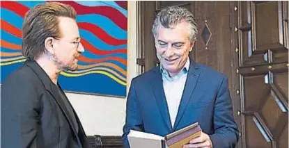  ?? (TÉLAM) ?? Protocolo. Macri recibió a Bono en Casa Rosada. Fue ayer al mediodía. El cantante le regaló un libro.