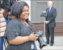  ??  ?? Messmer High School summer intern Rodnesha Jones goes out on an assignment to photograph Milwaukee Mayor Tom Barrett.