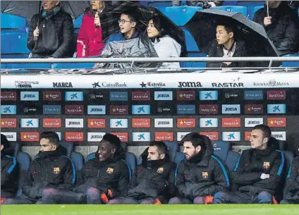  ?? FOTO: GETTY ?? Banquillo de lujo con Messi al frente El argentino se sentó en el banquillo de Cornellà con Alba, Sergi Roberto y Rakitic, entre otros
