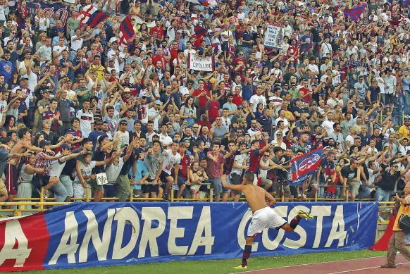  ??  ?? Folla Dopo 95 minuti di angoscia e sofferenza, il Bologna festeggia l’approdo alla finale dei playoff nonostante il ko contro l’Avellino