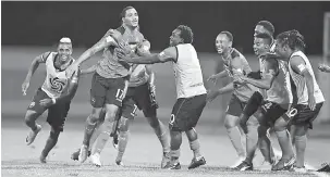  ?? — Gambar AFP ?? DRAMATIK: Pemain Trinidad and Tobago meraikan jaringan gol Alvin Jones untuk menewaskan Amerika Syarikat pada perlawanan terakhir kelayakan Piala Dunia 2018 di Couva.