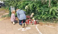  ?? FOTO: SG ?? Die Markierung­en der Polizei sind unübersehb­ar. Viele Kinder kamen gestern mit ihren Eltern auf dem Schulweg zur Unfallstel­le an der Kalkstraße.