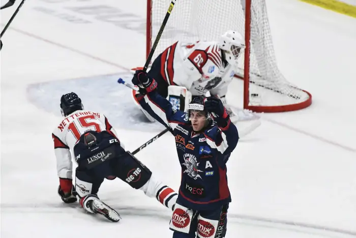  ?? Bild: Roger Larsson ?? Halmstad Hammers Martin Pärna satte 3–0 i powerplay i den första perioden mot Borås. Matchen vann till slut Hammers med 5–1.