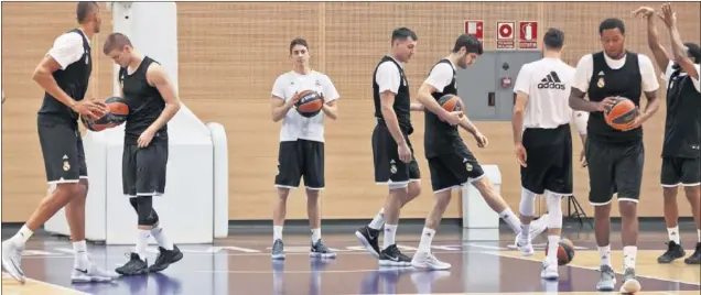  ??  ?? PREPARADOS. Tavares, Radoncic, Carroll, Maciulis, Yusta, Rudy (de espaldas), Thompkins y Randle, en un entrenamie­nto del Real Madrid.