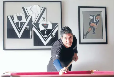  ?? Photo: KENT BLECHYNDEN/FAIRFAX NZ ?? Straight to the pool room: Former Kiwis backrower, turned Wellington Orcas coach, Mike Kuiti is still chalking up success.