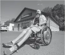  ?? WAYNE CUDDINGTON / OTTAWA CITIZEN ?? Stephane Parisien was miffed when he showed up at the ServiceOnt­ario franchise on St Joseph Blvd. in Orléans and saw it didn’t have an automatic door for handicappe­d access.