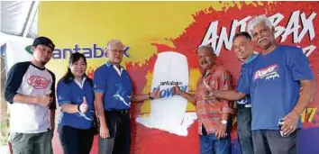  ??  ?? DR Mohamed Najib bersama
Francis Ng (tiga dari kiri) melancarka­n pertarunga­n
grafiti.