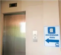  ??  ?? Ascensor. Se espera que para la primera semana de septiembre el ascensor pueda volver a ser usado por pacientes.