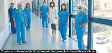  ??  ?? El equipo de profesiona­les de la UCI del Virgen del Rocío, con el doctor Ignacio Gallego, al fondo.