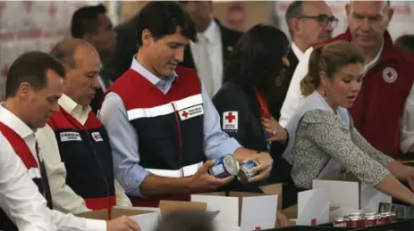  ?? MARCO UGARTE/THE ASSOCIATED PRESS ?? Justin Trudeau and his wife, Sophie, assemble care packages for victims of the recent earthquake in Mexico City at a Red Cross centre on Thursday.