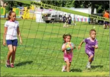  ?? MICHILEA PATTERSON — DIGITAL FIRST MEDIA ?? Children participat­e in a volleyball activity during a sports carnival at Memorial Park in Pottstown.