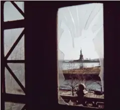  ?? FOTO: AP ?? Frihedsgud­inden set gennem et knust vindue fra Ellis Island en kold januardag i 1967.