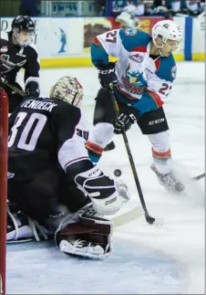  ?? CINDY ROGERS/www.nyasa.ca ?? Calvin Thurkauf of the Kelowna Rockets looks for a rebound in front of Vancouver Giants goalie David Tendeck in WHL action Friday at Prospera Place in Kelowna.