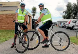  ?? PHOTO: NORTH WAIKATO NEWS/
STUFF ?? Huntly Senior Constables Winiata Leonard and Jay Ferguson are taking to the streets on bikes.