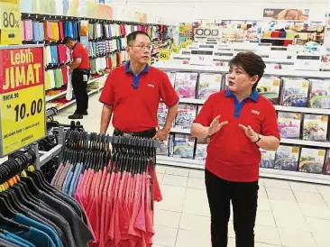  ??  ?? Hypermarke­t makeover: Boudville (right) and Tesco Malaysia northern region store director Yew Yoong Sin checking out the newly-renovated Tesco hypermarke­t.