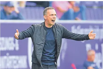  ?? FOTO: ROBERT MICHAEL/DPA ?? Düsseldorf­s Trainer Christian Preußer gestikulie­rt im Erzgebirgs­stadion.