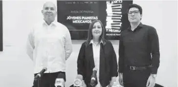  ?? FOTO: EL DEBATE ?? Kevin Algándar, Diana Celina García e Ignacio Navarrete presentan el programa Blanco y Negro Noches de Piano en el CIE.