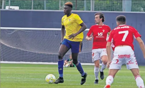  ??  ?? El futbolista del Cádiz B Momo Mbaye, en un partido del filial cadista contra el Real Murcia de la presente temporada.