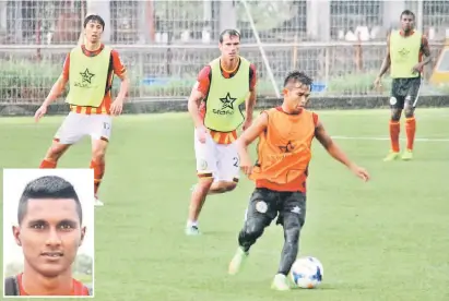  ??  ?? MASIH DIUJI: Kwon (kiri) dan Ivan pada sesi ujian latihan bersama skuad Sarawak di Padang C semalam. Gambar sisipan Partiban.