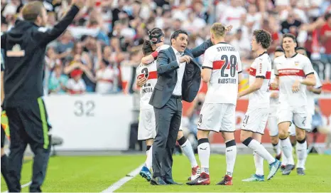  ?? FOTO: DPA/GEBERT ?? Im Juli gastiert der VfB Stuttgart mit Trainer Taifun Korkut (Mitte) zu einem Testpiel beim Regionalli­gisten FV Illertisse­n.