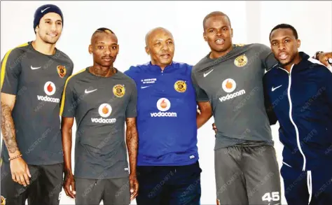  ??  ?? AMAKHOSI NEWBOY . . . Khama Billiat (second from left) joins some of his new teammates at Kaizer Chiefs, including Zimbabwean midfielder Willard Katsande (second from right) on his first day at the South African giants in Johannesbu­rg on Monday. —...