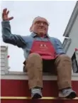  ??  ?? There’s a larger-than-life "Vidler on the Roof,” inspired by Edward Vidler, a second-generation owner.