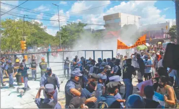  ??  ?? REPRESIÓN. La manifestac­ión se convocó luego de que se volvieran a cerrar las actividade­s tras la confirmaci­ón de apenas 17 casos nuevos en la capital provincial.