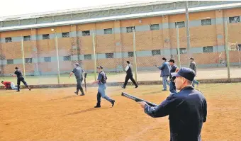  ??  ?? Los guardiacár­celes y otros funcionari­os del Ministerio de Justicia irían a huelga el próximo lunes.