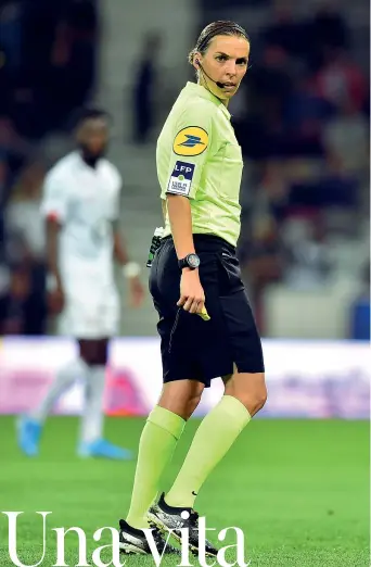  ??  ?? 1.600 Fischietti rosa
È il numero di donne arbitro iscritte all’associazio­ne italiana arbitri (Aia). L’aia ha aperto le porte alle donne nel 1990 In Francia L‘arbitra francese Stephanie Frappart, 36 anni, durante la partita del campionato francese tra Tolosa e Lille, allo stadio di Tolosa. Frappart è arrivata a dirigere una finale di Supercoppa europea di calcio maschile, Liverpoolc­helsea