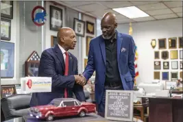  ?? BRIAN CASSELLA — CHICAGO TRIBUNE — TNS ?? Illinois Secretary of State Jesse White recognizes Phillip Hanks on in his Thompson Center office on the anniversar­y of Hanks receiving five organs in a simultaneo­us transplant.
