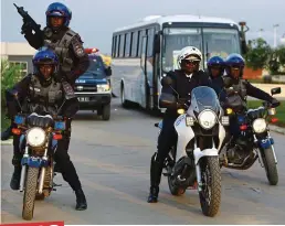  ?? REUTERS ?? Show of force: Angolan police on guard after two Togo officials were killed in an attack on their bus at the Africa Cup of Nations 2010