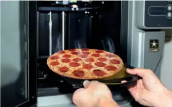  ??  ?? Le 1er avril 2015, L'US Army Soldier Systems Center de Natick annonçait pouvoir produire des pizzas en 3 D. Si le poisson était un peu gros, la fabricatio­n additive peut aussi concerner l'alimentati­on, plusieurs programmes étant en cours. De quoi optimiser la charge logistique des forces. (© US Army)