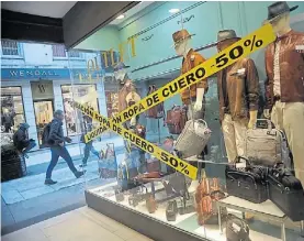  ?? G.G. ADRASTI ?? Para turistas. Ofertas de ropa de cuero a mitad de precio.