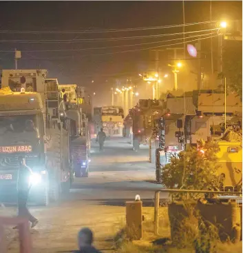  ?? PHOTO AFP ?? Hier, des dizaines de blindés turcs ont été envoyés en renfort à la frontière syrienne.