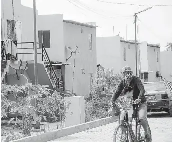  ?? FOTO: EL DIARIO ?? En el reasentami­ento El Guabito varias familias esperar la devolución.