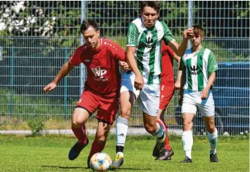  ?? Foto: Walter Brugger (Archivbild) ?? Spielertra­iner Michael Mayerle (links) geht auch in Zukunft bei der SSV Höchstädt mit gutem Beispiel voran. Das Ziel Ligaerhalt scheint für ihn und seine Rothosen gut erreichbar.